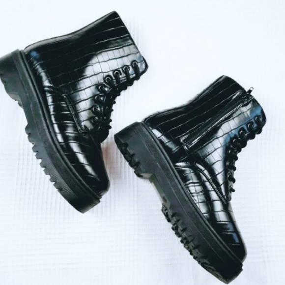 🆕️The Seattle// black croc print combat boot - Picture 4 of 4